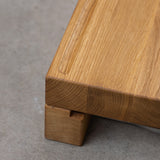 Premium Schneidebrett mit Auffangschalen - Massive Eiche (55 x 38 x 9 cm)