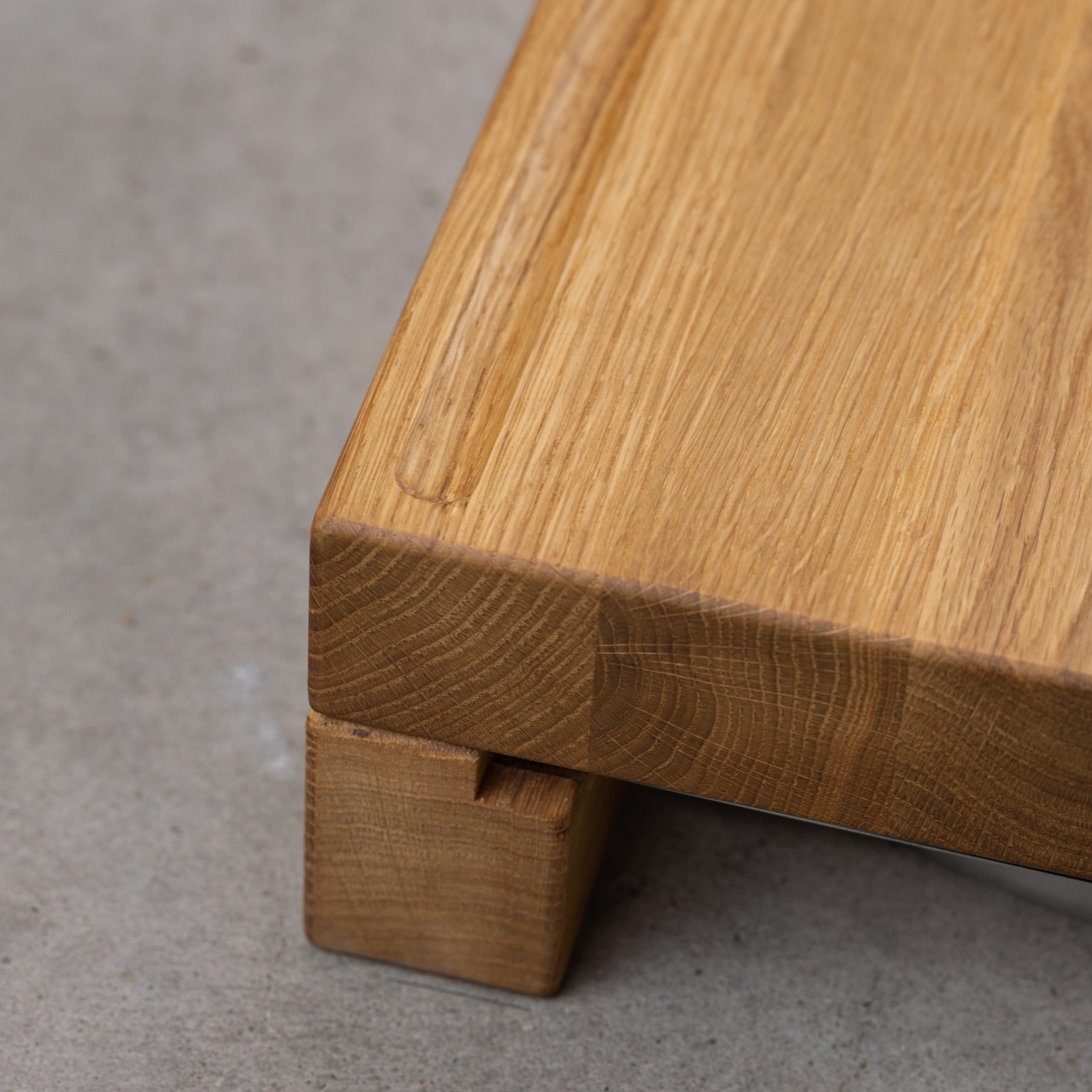 Premium Schneidebrett mit Auffangschalen - Massive Eiche (55 x 38 x 9 cm)